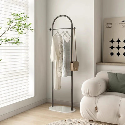 valet de nuit noir robe chemise suspendu fauteuil